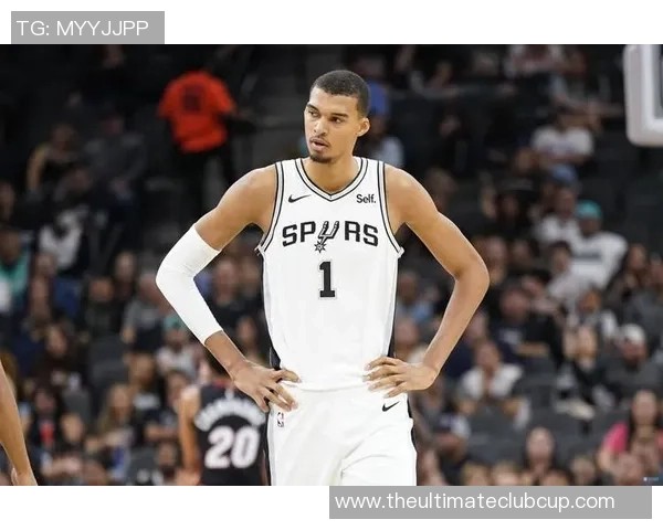 文班亚马首场比赛表现惊艳5次盖帽隔扣字母哥引发热烈讨论